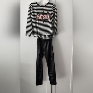 Batgirl costume used but in good condition.. fits for 2 to 4 years old.